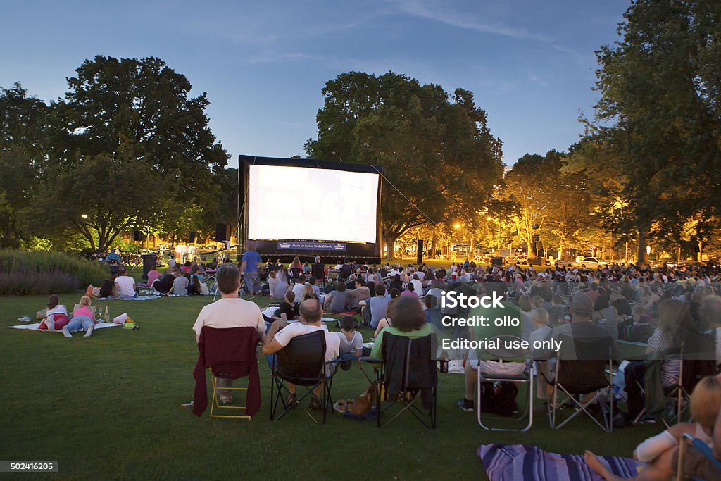 Espectadores al aire libre de cine - Foto de stock de Aire libre libre de derechos