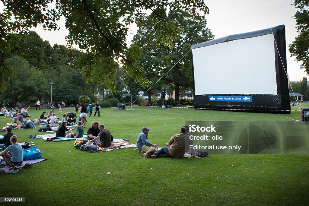 Espectadores al aire libre de cine - Foto de stock de Largometrajes libre de derechos