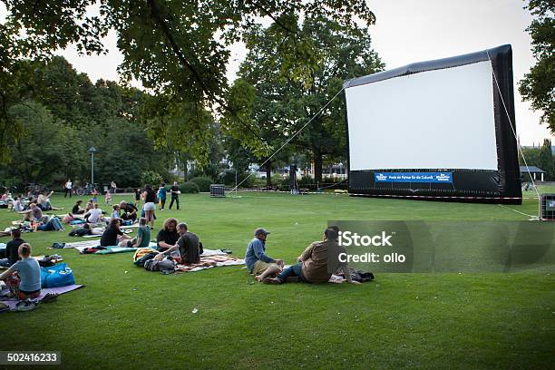 Espectadores Al Aire Libre De Cine Foto de stock y más banco de imágenes de Largometrajes - Largometrajes, Sala de cine, Aire libre