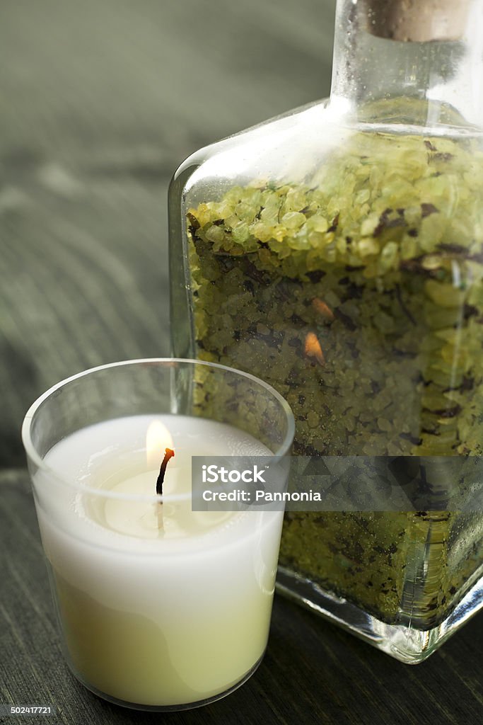 Sales de baño con velas y piedras en madera - Foto de stock de Artículos de aseo libre de derechos