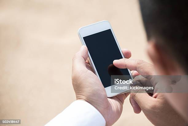 Mann Mit Smart Phone Stockfoto und mehr Bilder von Über die Schulter blicken - Über die Schulter blicken, Männer, Telefon