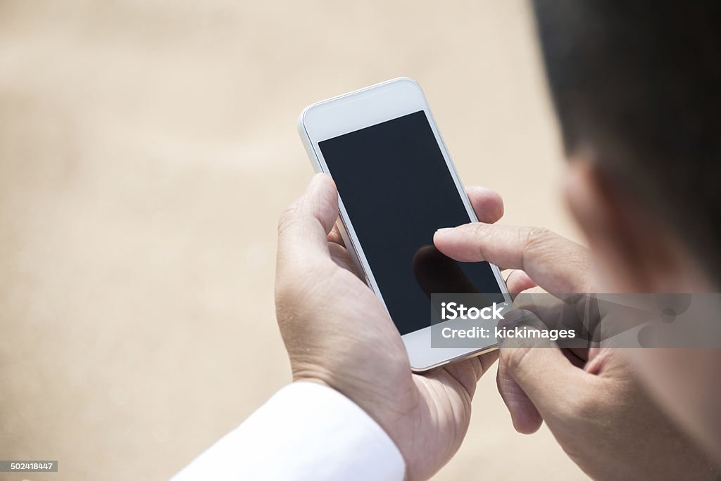 Hombre usando teléfono inteligente - Foto de stock de Mirar por encima del hombro libre de derechos
