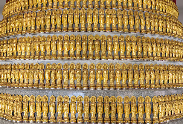 beaucoup de golden statue de guanyin - guan yin photos et images de collection