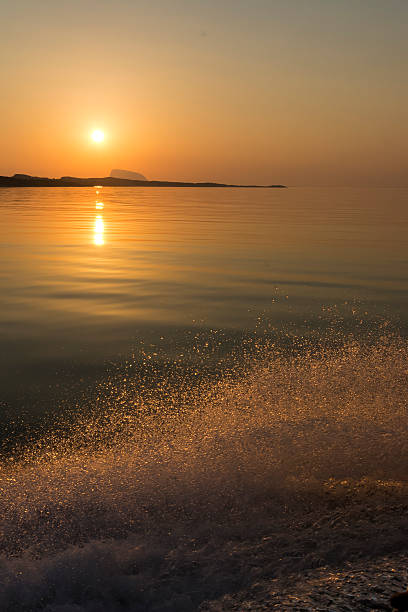 XL watersplash de um navio no sol da meia-noite. - foto de acervo