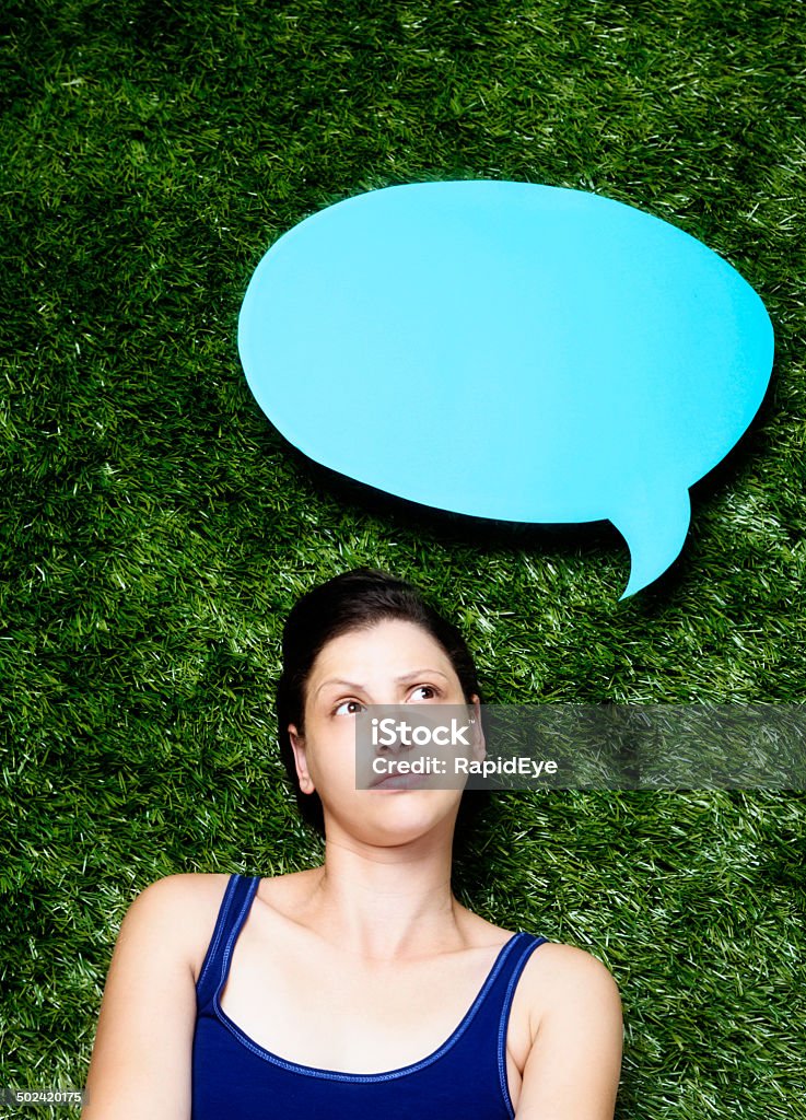 Inquiet jeune femme regarde vide Bulle de dialogue avec les risques d'irritation - Photo de Adolescent libre de droits