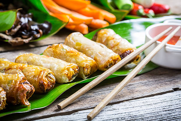 frisch frittierte frühlingsrollen - rolled up rice food vietnamese cuisine stock-fotos und bilder