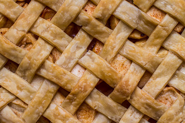 treillis américaines détails de texture d'une tarte aux pommes et à la cannelle - apple pie baked pastry crust apple photos et images de collection