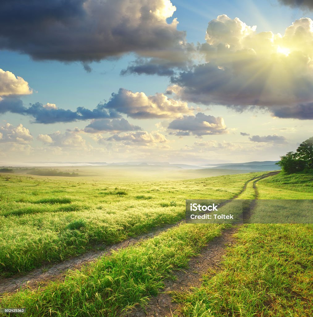 Route et du ciel profond voie. - Photo de Route à une voie libre de droits