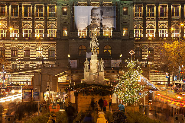 praga mercado de natal na praça venceslau - national holiday eastern europe bohemia alley imagens e fotografias de stock