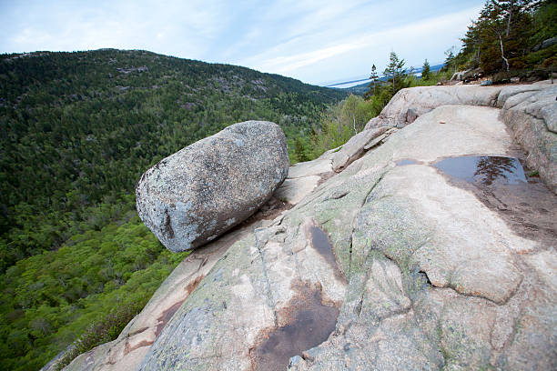 мыслей рок на acadia национальный парк мэн - at the edge of стоковые фото и изображения