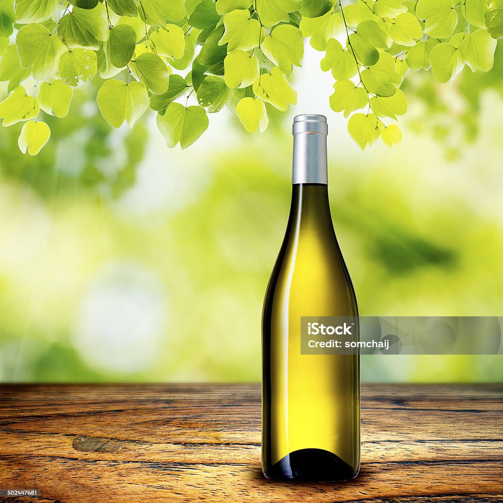 Garrafa de Vinho Branco na mesa de madeira - Royalty-free Barril Foto de stock