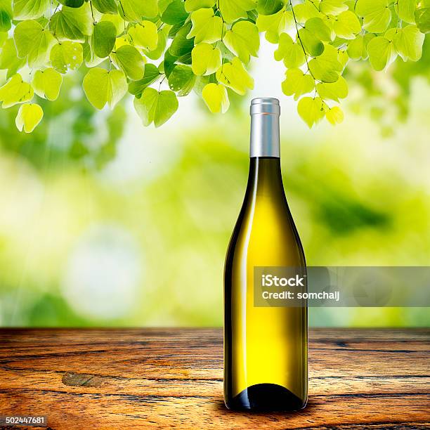 Garrafa De Vinho Branco Na Mesa De Madeira - Fotografias de stock e mais imagens de Barril - Barril, Barril de vinho, Bebida