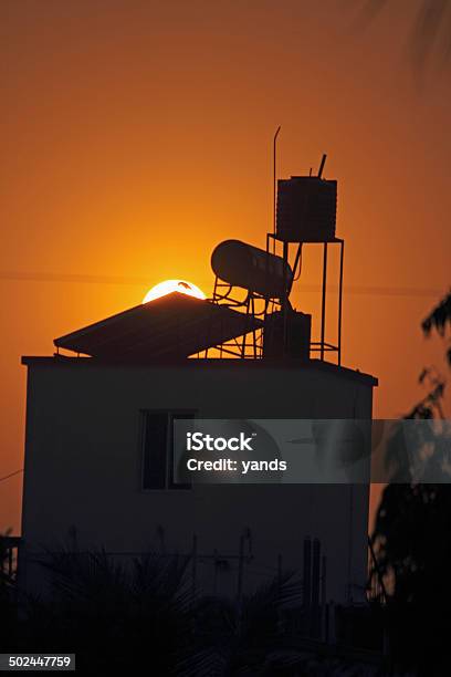 Photo libre de droit de Soleil Avec Système De Chauffage Solaire De Leau banque d'images et plus d'images libres de droit de Centrale thermique solaire - Centrale thermique solaire, Chaleur, Chaudière