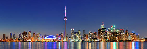 skyline di toronto - toronto skyline cn tower night foto e immagini stock