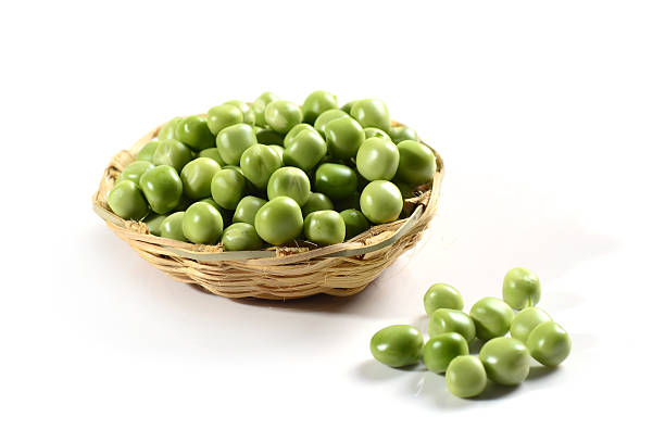 신선한 녹색 완두콩 장바구니에 - green pea pea pod sweet food freshness 뉴스 사진 이미지