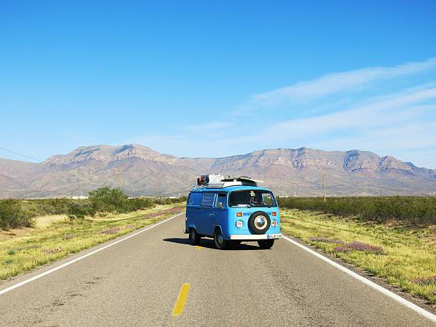 vw bus on highway en nuevo méxico, ee.uu. - truck semi truck car transporter vehicle trailer fotografías e imágenes de stock