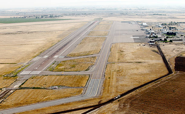 petite ville de l'aéroport - pocatello photos et images de collection