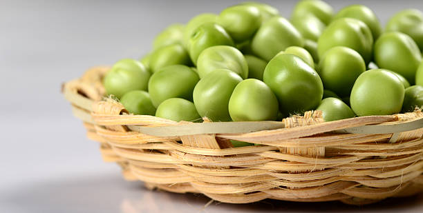 신선한 녹색 완두콩 장바구니에 - green pea pea pod sweet food freshness 뉴스 사진 이미지