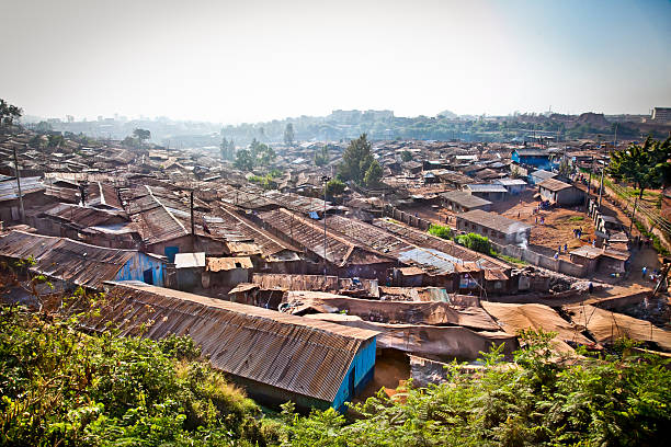 vista di kibera slums a nairobi, kenya. - nairobi foto e immagini stock