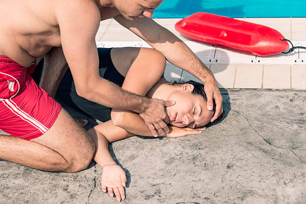 bagnino di salvataggio - lifeguard swimming pool summer swimming foto e immagini stock