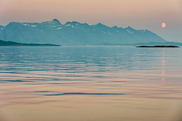 Berge in der Mitternachtssonne. – Foto