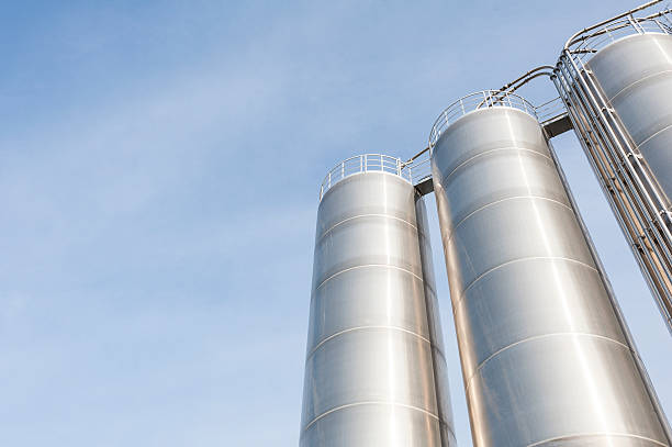 przemysłowe silosach w przemyśle chemicznym - storage tank silo chemical factory zdjęcia i obrazy z banku zdjęć