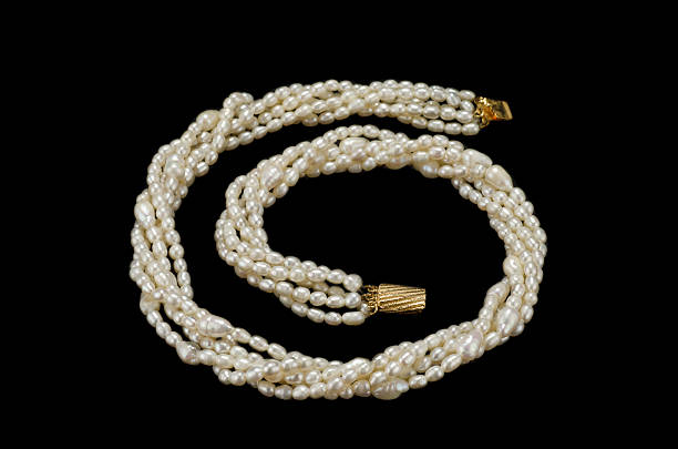 перекрученными белый пресноводного жемчуга с кулоном - freshwater pearl стоковые фото и изображения