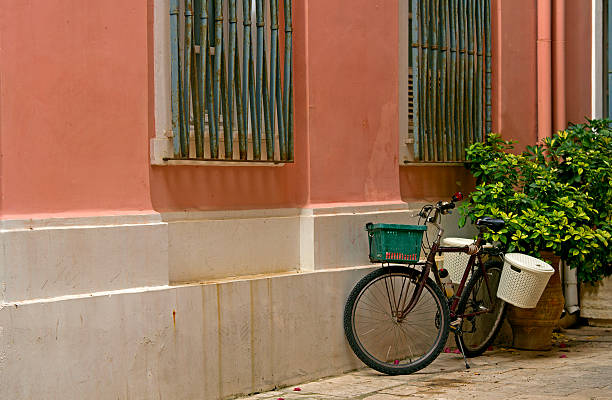 старый велосипед с корзинами - bicycle wall green single object стоковые фото и изображения