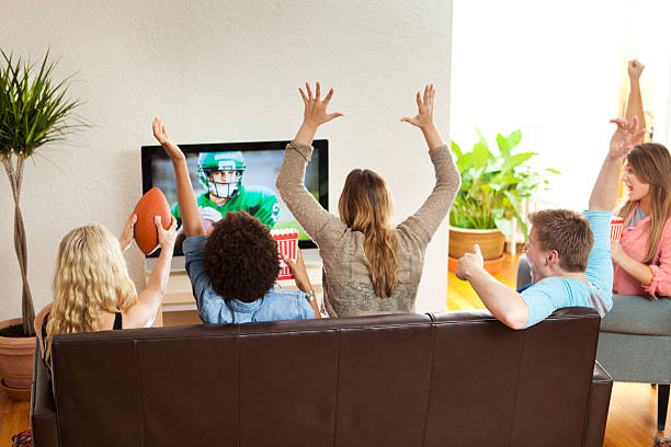 gruppo di amici guardando la partita di calcio insieme e tifo - watching foto e immagini stock