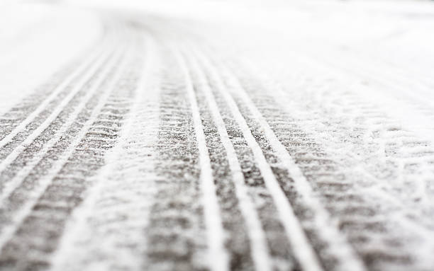 rueda pistas en el camino cubierto de nieve - off road vehicle fotos fotografías e imágenes de stock