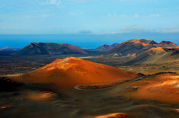 isla de lanzarote - parque nacional de timanfaya fotografías e imágenes de stock