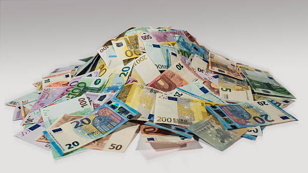 pilha de dinheiro, impulso de dinheiro, vista lateral - five hundred euro banknote imagens e fotografias de stock