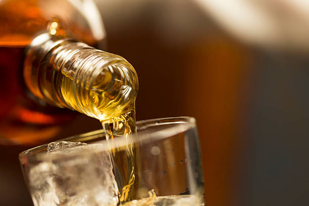 whisky en las rocas - bebida alcohólica fotografías e imágenes de stock