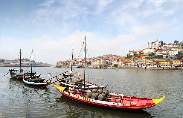 реки дуэро.  порту, португалия. - porto built structure commercial dock port wine стоковые фото и изображения