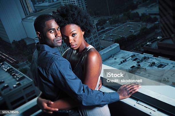 Afroamericana Pareja En La Ciudad Foto de stock y más banco de imágenes de Africano-americano - Africano-americano, Parejas, Sensualidad