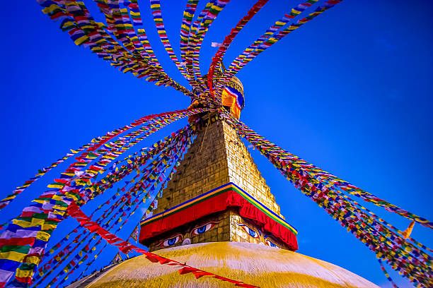 boudhanath passa por uma estupa, katmandu! - gold pagoda temple synagogue imagens e fotografias de stock