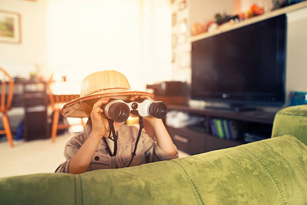 маленький мальчик с бинокль изучения гостиная - little boys discovery binoculars child стоковые фото и изображения