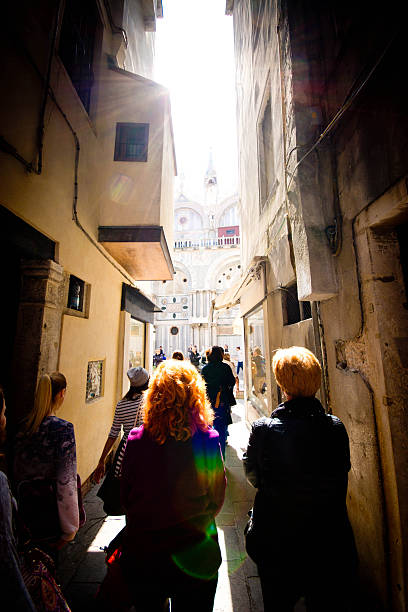 venise alleyway - venice italy flash photos et images de collection