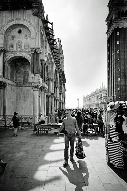 piazza san marco de veneza - market rialto bridge venice italy italy - fotografias e filmes do acervo