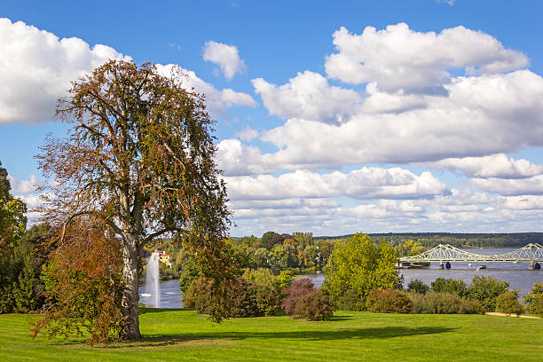 glienicke vue sur le pont, potsdam, en allemagne - babelsberg photos et images de collection