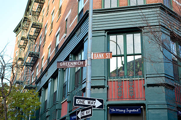 señal de banco street y greenwich street señal - greenwich village fotografías e imágenes de stock