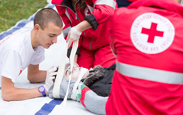 red cross 청소년 - first aid kit accident safety emergency sign 뉴스 사진 이미지