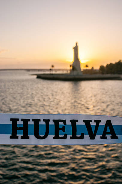 fita de huelva, e ao fundo monumento de colombo - lizard point - fotografias e filmes do acervo