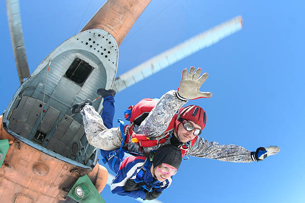 스카이다이빙 포토서제스트. 탠덤. - skydiving parachute parachuting helicopter 뉴스 사진 이미지