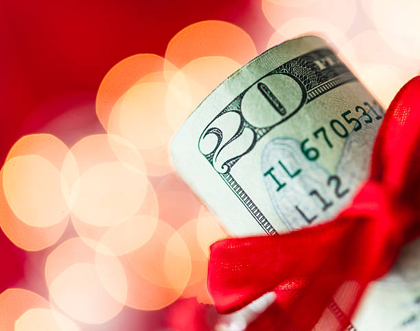 dając prezent na święta gotówki - twenty dollar bill christmas wealth finance zdjęcia i obrazy z banku zdjęć