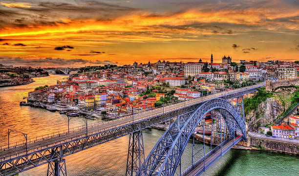 porto com ponte dom luis-portugal - porto portugal bridge international landmark imagens e fotografias de stock