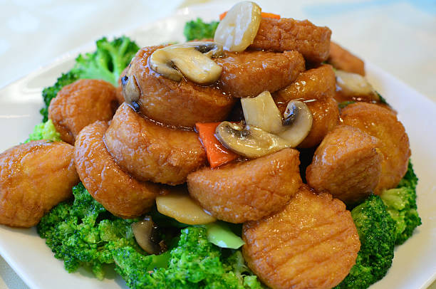 mit gemüse und tofu - tofu chinese cuisine vegetarian food broccoli stock-fotos und bilder