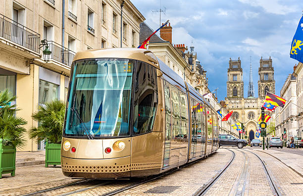 tram su jeanne d arc street a orleans-francia - jeanne foto e immagini stock