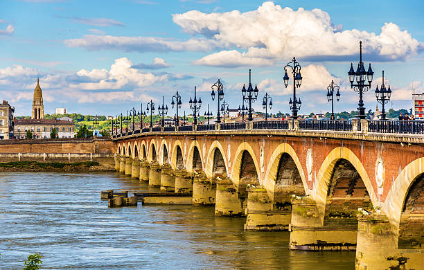 pont de pierre en burdeos de aquitania, francia - electric light arch architecture building exterior fotografías e imágenes de stock