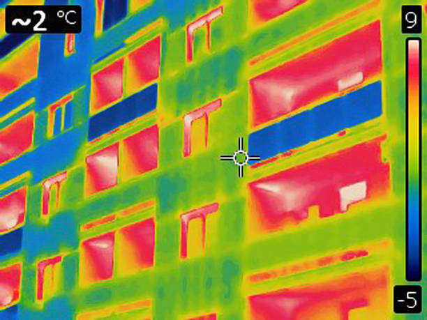 heat emissioni da abitazioni house - heat loss foto e immagini stock